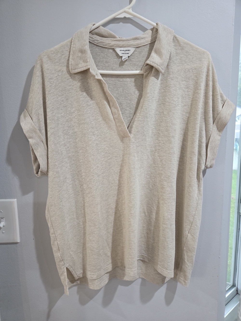 Banana Republic Light Cream Collared V-Neck Short Sleeve Top